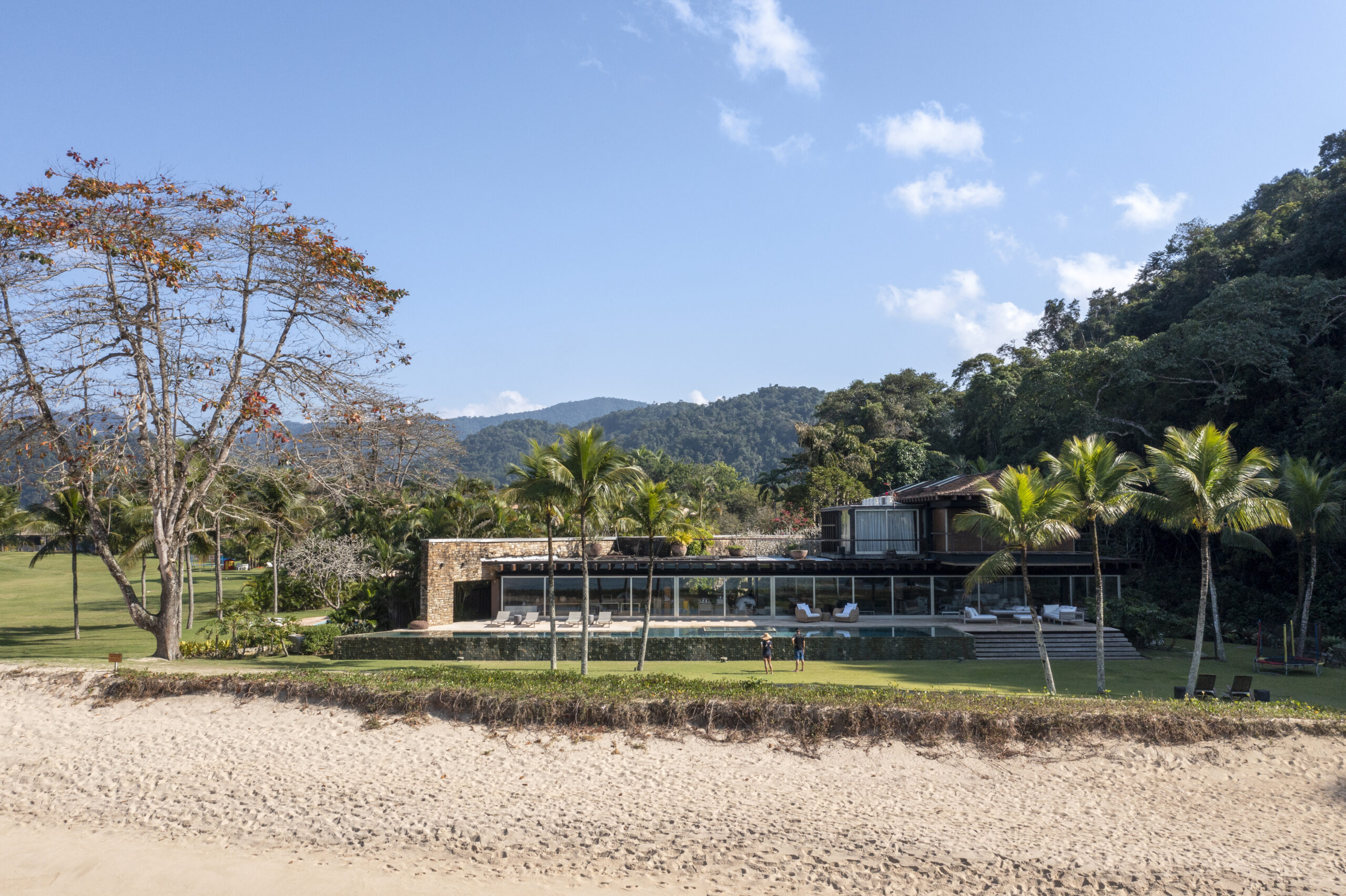 Casa Laranjeiras VIII, de Gui Mattos, em Paraty, exibida como referência arquitetônica